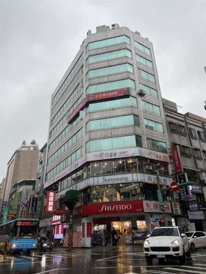 基隆市地政处公布土地现值，位于仁三路、爱三路口庙口夜市的大四美，连续26年蝉联基隆地王宝座。（张志康摄）