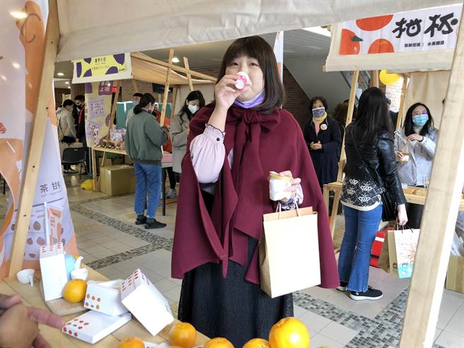 柑橘的果皮经处理后制成陈皮，开发出养身的「柑茶」，增加柑橘原料之多元性利用。（陈世宗摄）