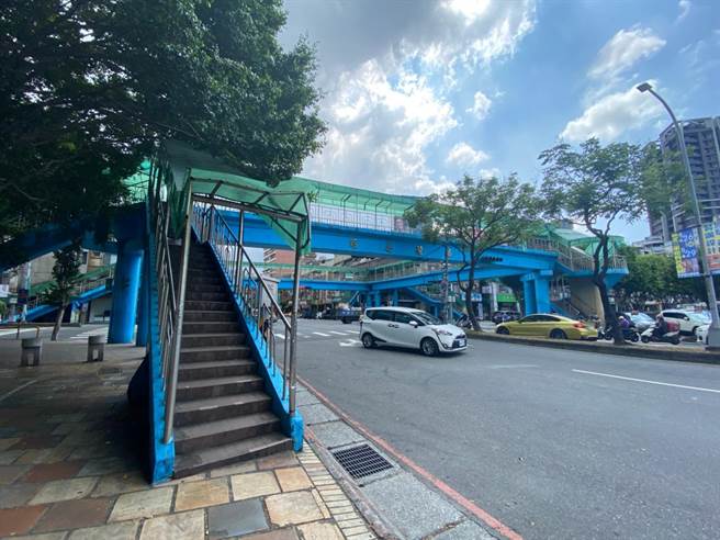 新北市政府养工处为办理三重区明志陆桥拆除工程，将于16、17日，夜间11时至翌日上午6时进行大梁拆卸作业。(黄敬文翻摄)