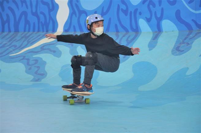获U-12组冠军的新北市福隆国小5年级黄乐海同学衝浪滑板英姿。（新北市教育局提供）