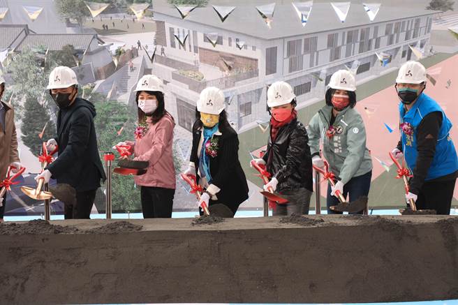 台中市大肚区大道国中中正礼堂拆除重建，14日在该校操场举办工程动土典礼。（冯惠宜摄）