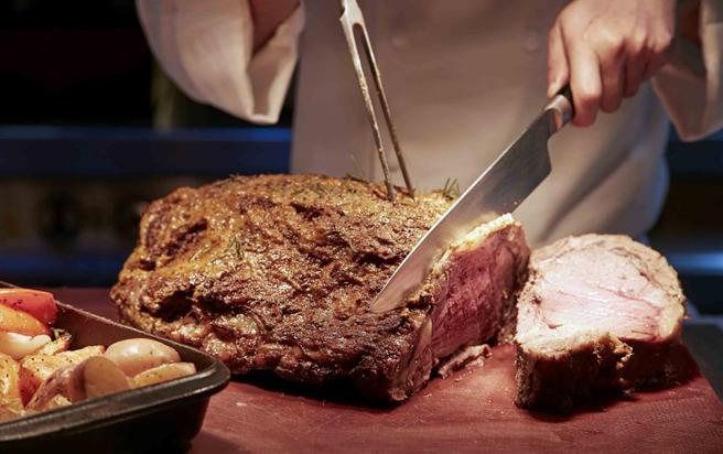 （台北寒舍艾美酒店探索厨房下午茶时段特别推荐炉烤牛排、义大利手工披萨、日式炸虾、新鲜生鱼片等美食。图／寒舍艾美酒店提供）