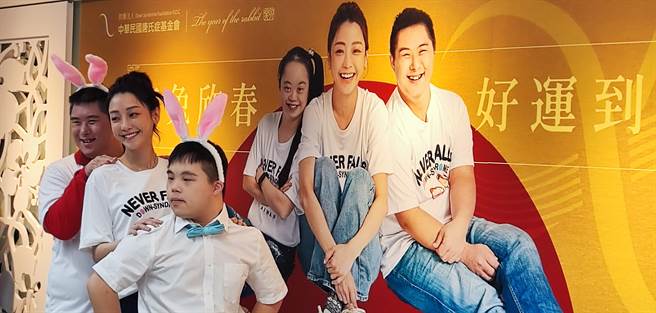 唐氏症基金會今天邀請藝人謝欣穎擔任年度愛心大使，並推出「玉兔欣春好運到」春節禮盒。（林良齊攝）