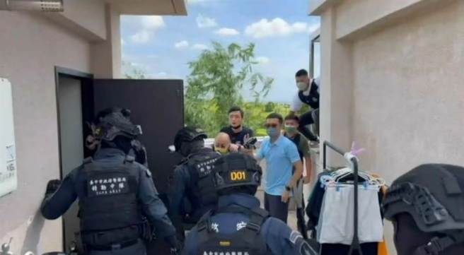 林姓主嫌在龍井地區承租透天民宅作為製毒分裝場，以租屋處作為分裝新興毒品之小型工廠警方進行攻堅。（台中市警察局提供／張妍溱台中傳真）