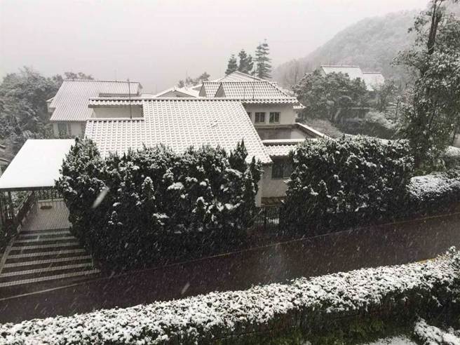 2016年的霸王寒流来袭，新北市新店区也下雪了。（资料照／读者提供）