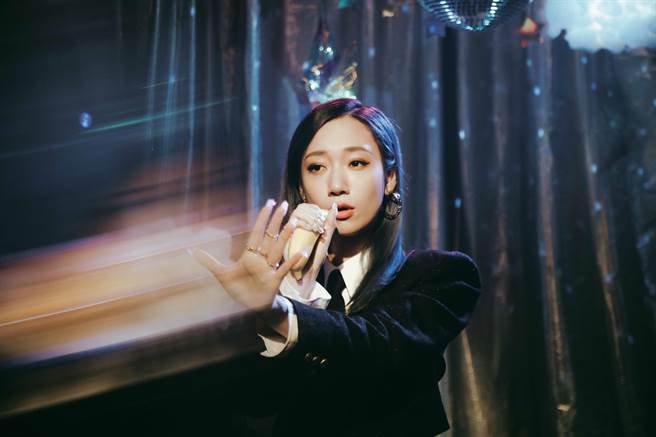 吴卓源手拿香蕉本色演出女明星。（华风数位提供）