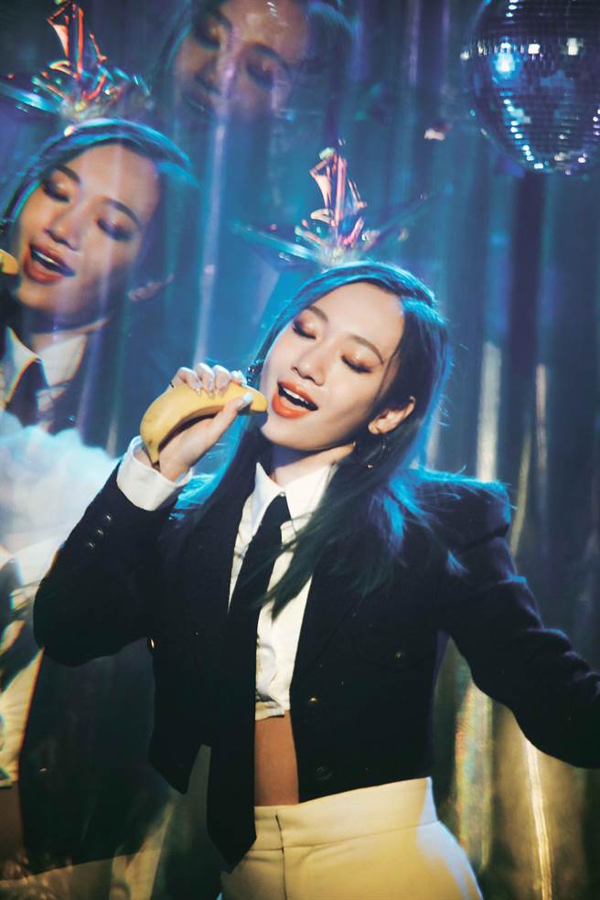 吴卓源手拿香蕉本色演出女明星。（华风数位提供）