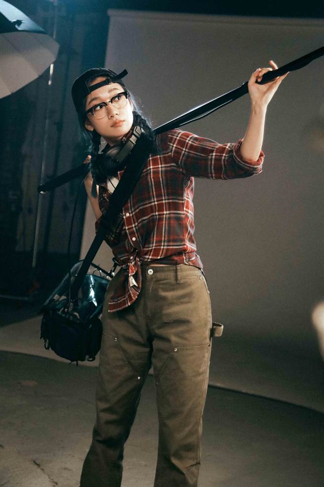 吴卓源在MV中饰演幕后的收音助理。（华风数位提供）