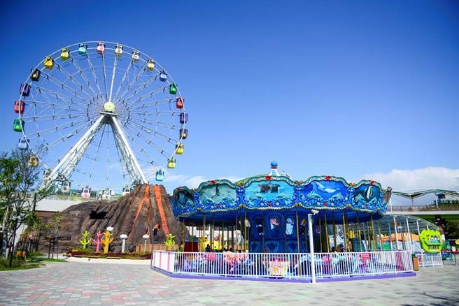 「2023台湾灯会好玩卡」内含12个台北知名景点门票，民眾可从中选择2个免费体验或景点使用，可用来到儿童新乐园等景点来一场亲子之旅。（北市观传局提供／张芷瑜台北传真）