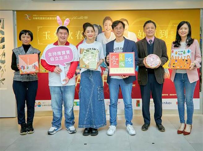 謝欣穎將擔任唐氏症基金會2023年公益大使，推薦限定版兔年迎春禮盒。（唐氏症基金會提供）