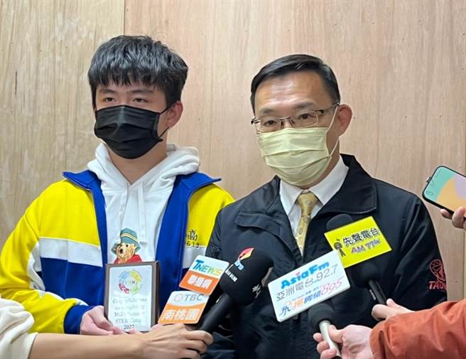 教育局长林明裕（右）直呼，许多人年轻时都有留学梦，看到双联学制政策顺利推行，学生到国外后受益良好相当有成就感。（陈梦茹摄）