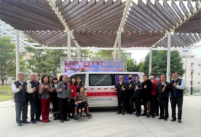 为感念台中市消防队救命之恩，德兴实业社捐赠救护车及救护器材。（台中市消防局提供／陈淑娥台中传真）