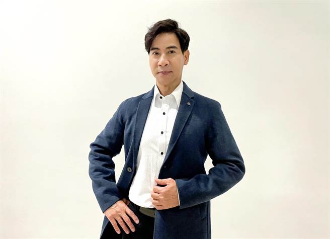 演员翁家明加入《市井豪门》当总裁，这次回归民视，他透露拍戏前一天兴奋到睡不着。（民视提供）