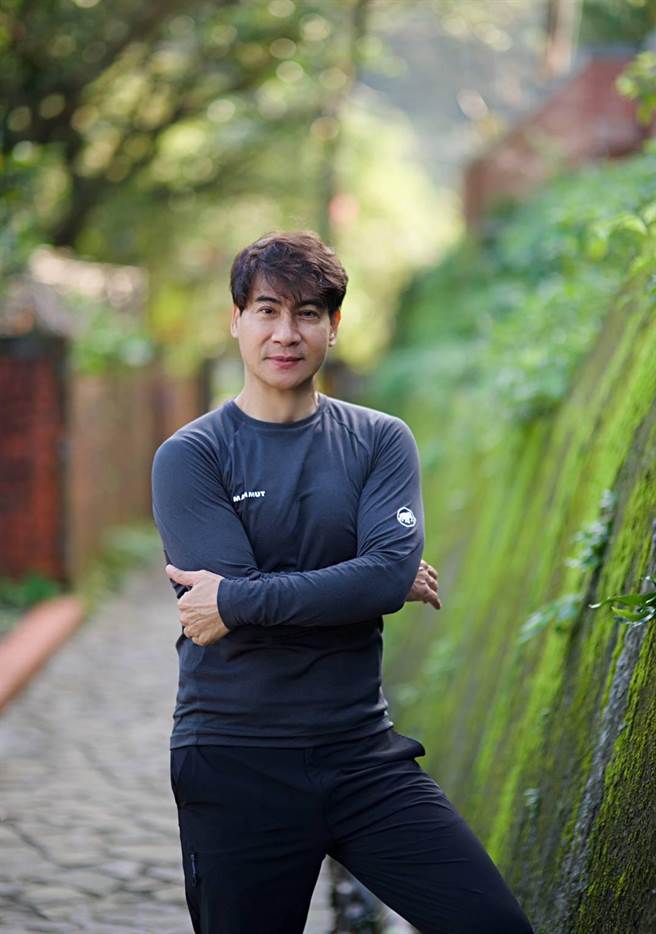 演员翁家明拍戏之余热爱登山。（民视提供）