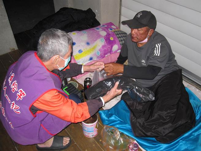 人安基金會台東平安站提前夜訪發放暖暖包、禦寒衣物及熱食。（人安基金會提供／蔡旻妤台東傳真）
