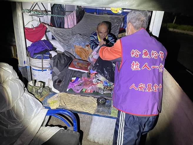 人安基金會台東平安站提前夜訪發放暖暖包、禦寒衣物及熱食。（人安基金會提供／蔡旻妤台東傳真）