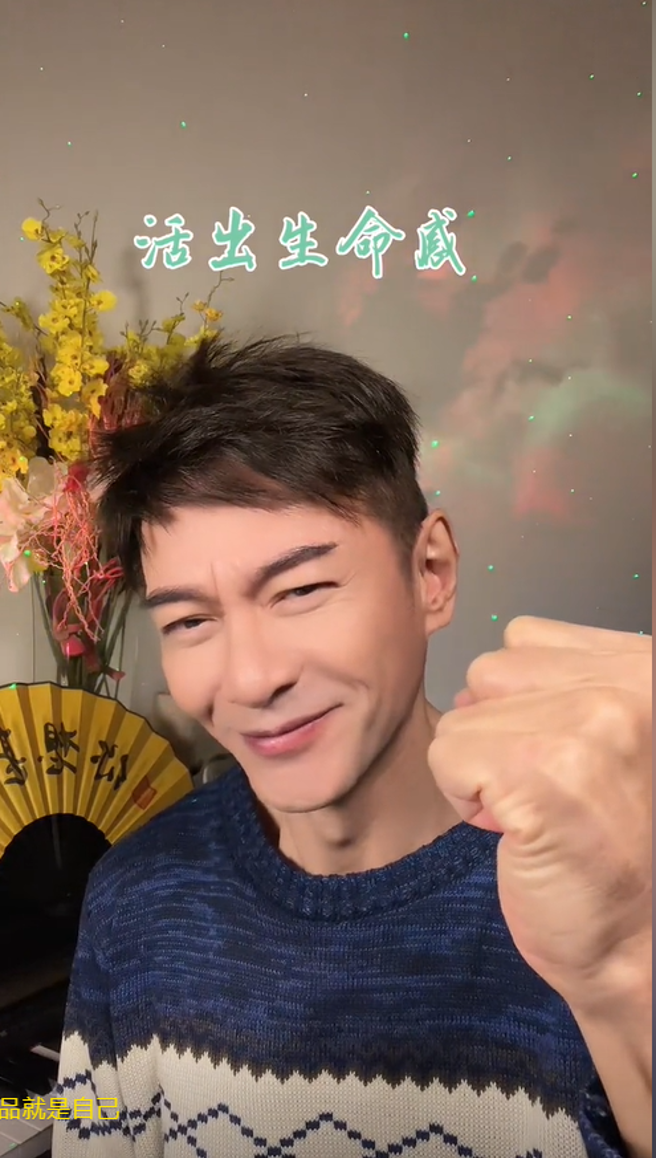 江华61岁的外貌依旧冻龄帅气。(图/江华 抖音)