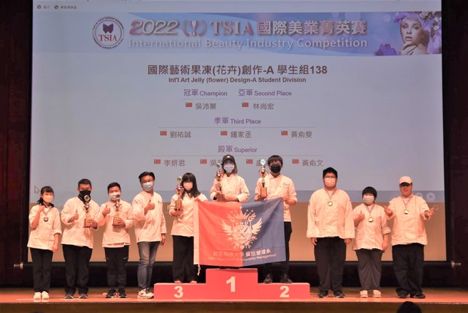 国际艺术果冻(花卉)创作组得奖学生，与美馔总监察长醒吾科大餐旅管理系张哲维老师(图左四)合影留念。(醒吾科大提供)