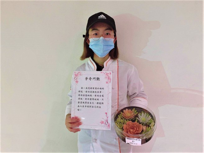 醒吾科大餐旅管理系三年级吴沛蓁，第一次参赛以「争奇斗艷」一举夺得艺术果冻(花卉)创作组冠军，为校争光。(醒吾科大提供)