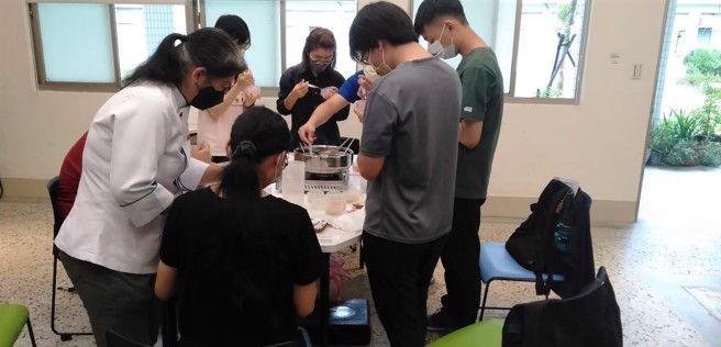 醒吾科大餐旅管理系三年级吴沛蓁(图中)表示，会学习果冻雕花是因为妈妈说：「不管什么事都可以去尝试、去学习，才会知道自己喜不喜欢。(醒吾科大提供)