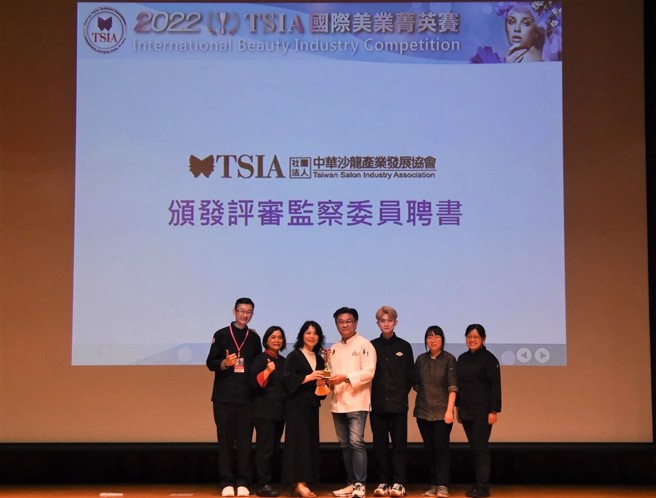 醒吾科大餐旅管理系张哲维老师(图中)、林雅羚老师(图右一)、以及毕业校友蔡永馨(图右二) 接受「2022 TSIA国际美业菁英赛」颁发评审监察委员聘书。(醒吾科大提供)