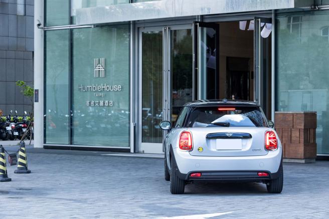 活动期间预定MINI风格住房专案，即可于住房期间驾驶全新MINI Electric纯电电动车。（汎德提供）