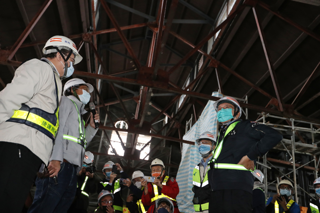 台北市长柯文哲（右）14日视察市定古蹟「臺北工场」修復工程。（刘宗龙摄）