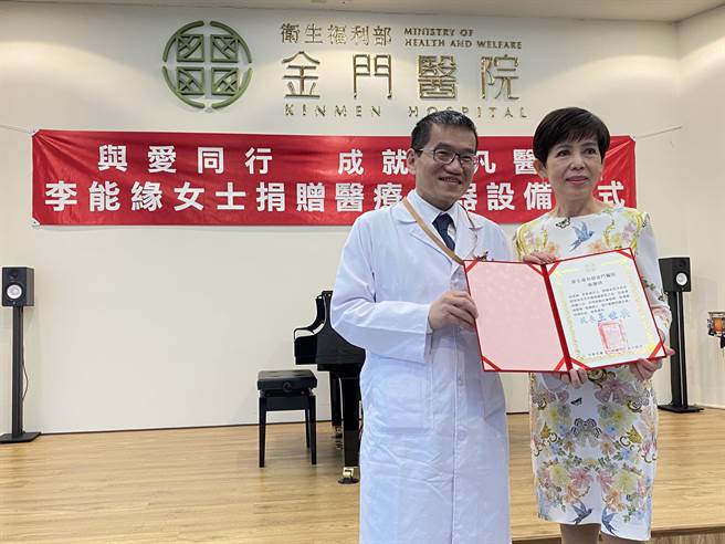 金门医院院长王世典（左）代表颁发感谢状予李能缘女士（右），为她的奉献善举表达敬意与谢意。(于家麒摄)