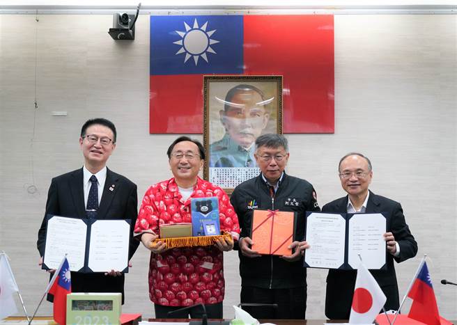 日本青森縣教育委員會教育長和嶋延寿（左一） 、青森縣知事三村申吾（左二）、台北市長柯文哲（右二）、台北市教育局長曾燦金（右一）。（教育局提供）