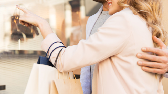 一名女网友表示，男友很喜欢用精品，为了带她出门有面子，也买了一个精品包给她。（图／示意图，达志影像）