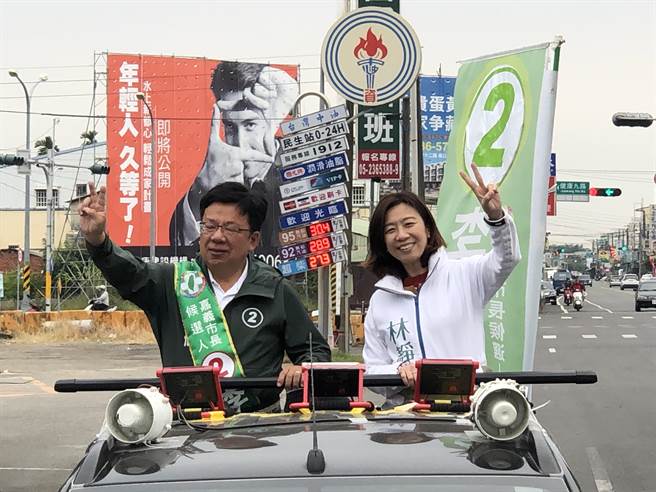 民进党立委林静仪陪嘉义市长候选人李俊俋车队扫街拜票。（廖素慧摄）