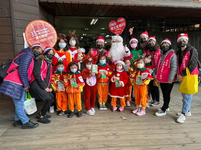 幼儿园小朋友扮成小麋鹿协助募款。（创世基金会板桥分院提供）