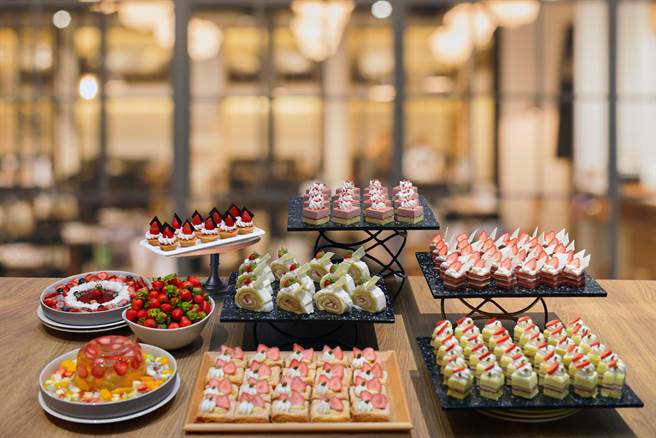 台中港海线「台中震大金郁金香酒店」，自12月17日至1月20日止，抢先推出「恋恋草莓季，草莓无限放题自助午餐」。（震大金郁金香酒店提供）