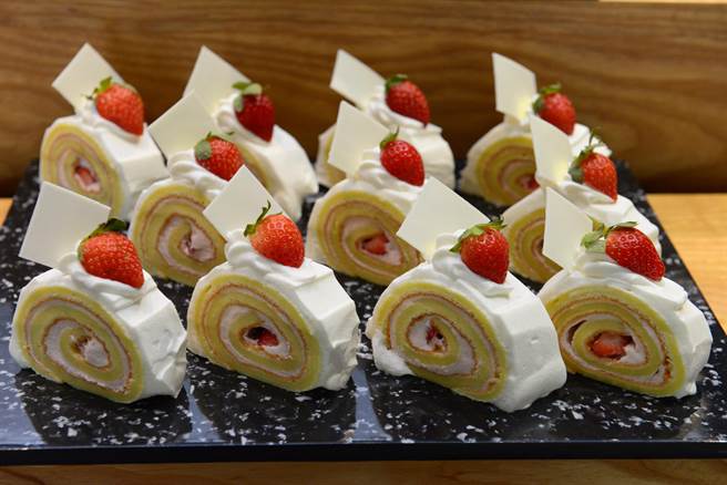 台中港海线「台中震大金郁金香酒店」，自12月17日至1月20日止，抢先推出「恋恋草莓季，草莓无限放题自助午餐」。（震大金郁金香酒店提供）