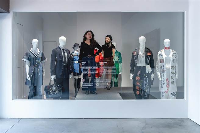 設計師周裕穎「將你制服…」系列，結合時尚元素，改造日本暴走族、郵差、學生等各種制服，提醒大家只能活一次別忘了做自己。（高市文化局提供／袁庭堯高雄傳真）