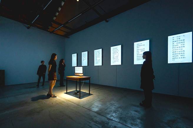 日本新創藝術團隊dividual inc. 以數位藝術作品「#10分鐘遺言」參展，募集民眾遺言展出。（高市文化局提供／袁庭堯高雄傳真）