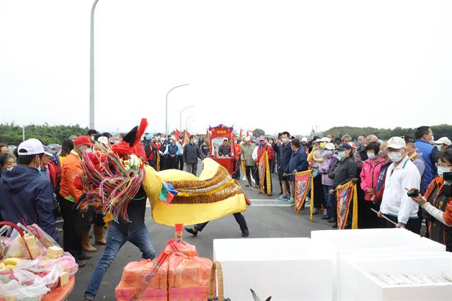 大埤乡「善诸桥」封闭7年，嘉邑行善团伸出援手建桥，云林县、嘉义县府也各自出资铺设引道，14日终于重新通车。（周丽兰摄）