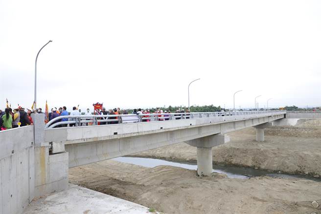 新善诸桥已竣工，桥长变成105公尺、桥宽7公尺，双向各有标准车道、路肩、护栏，是乡亲乐于见到的新风貌。（周丽兰摄）