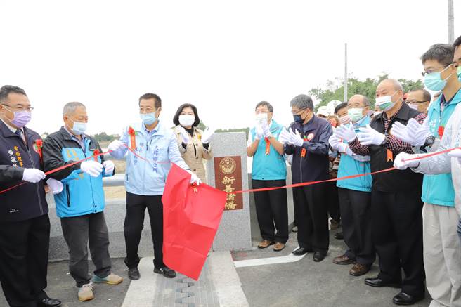 云林县长张丽善（左四）、嘉义县副县长刘培东（左五）出席揭牌通桥仪式，左三是居间奔走的大埤乡长林森宝。（周丽兰摄）