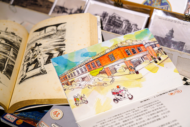 擅長以畫筆觀察人群、紀錄老建築，市井小民的日常在水彩筆下凝結成一幅幅雋永風景。(攝影/Cindy Lee