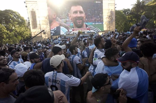 阿根廷布宜诺艾利斯的球迷透过大萤幕观看4强赛直播。（美联社）