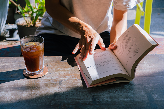 一杯「黃冰滴」伴書香，享受午後悠閒時光。(攝影/朱益良；圖片提供/薄荷綠工廠)