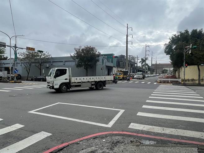 桃园市中坜区吉林北路、文中路二段路口，本月2日傍晚发生10岁女童过马路死亡车祸，地方希望改善道路设计减少意外发生。(吕筱蝉摄)