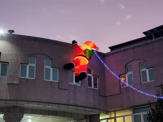 台东县议会在议会花园规画「耶诞节糖果乐园」，还有圣诞老人爬上议会屋顶被讚超有哏。（陈雅惠提供）