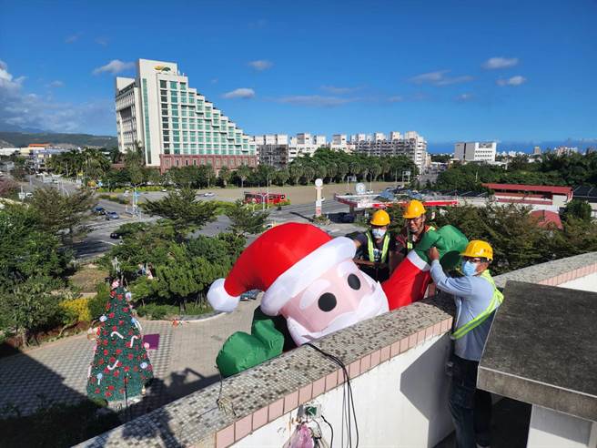 台东县议会表示，今年的布置以「耶诞糖果乐园」为主题，还有巨型充气耶诞老人爬上15公尺高议会屋顶。（陈雅惠提供）