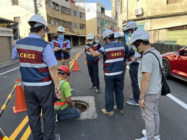 彰化县政府水利资源处为了督导各乡、镇、市公所落实雨水下水道的维护与管理，遴请外聘到现地打开人孔盖实地考核，抽检维护成果。（彰化县政府水利资源处提供／吴敏菁彰化传真）