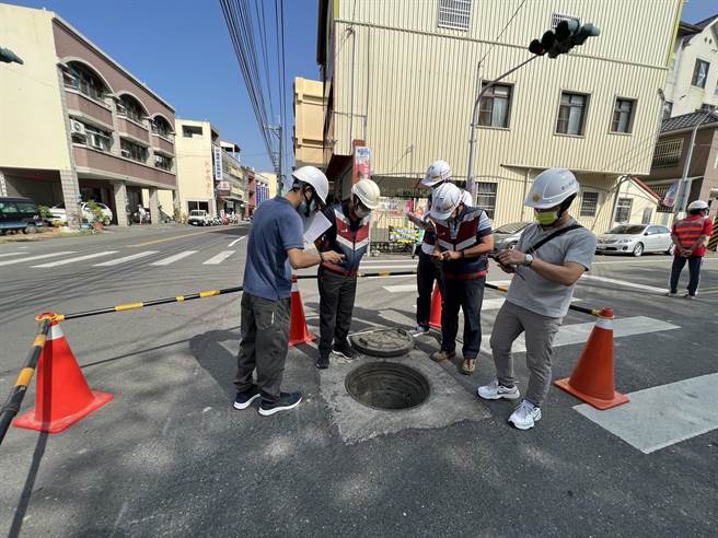 彰化县政府水利资源处为了督导各乡、镇、市公所落实雨水下水道的维护与管理，遴请外聘到现地打开人孔盖实地考核，抽检维护成果。（彰化县政府水利资源处提供／吴敏菁彰化传真）