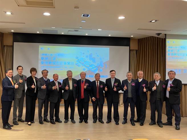 台大国企系教授陈厚铭近日出版新作《笔下企业管理： 一个管理学者的社会责任》，书中所提到的学者社会责任概念，在12月14日由台湾大学国企系、台湾行销科学学会与中华商管教育发展学会在台大管院共同举办论坛。(陈厚铭提供／李侑珊台北传真)