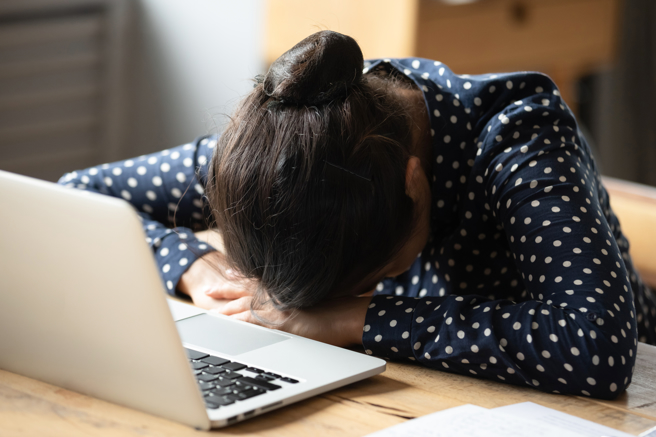 一名女網友半夜算塔羅牌時，算命老師竟突然睡著，事後辯稱是因為吃感冒藥嗜睡、有就醫證明。（示意圖／Shutterstock）
