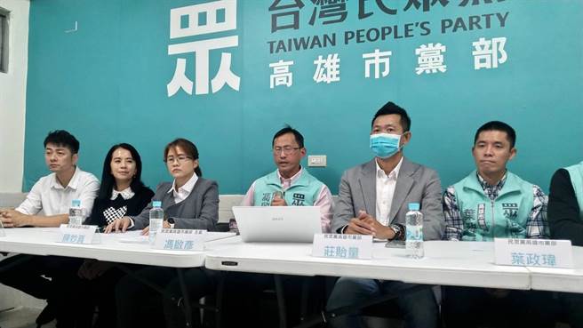 民眾黨高市黨部主委馮啟彥今（14）日下午偕同多名高市議員候選人舉行記者會滅火，盼化解外界疑慮。。（柯宗緯翻攝）